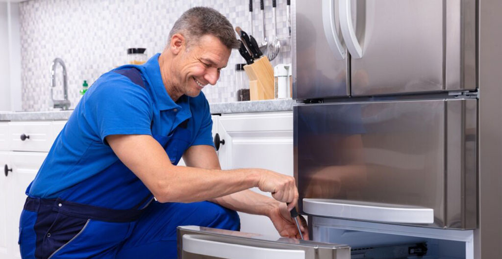 Réfrigérateur ouvert dans une cuisine familiale française