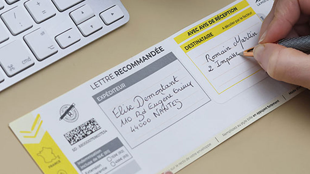 Boîte aux lettres d'immeuble parisien avec courrier recommandé (résiliation bail)