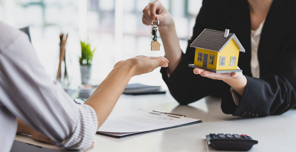 Façade d'une résidence de services aux volets légèrement défraîchis sous un ciel nuageux, quartier résidentiel français