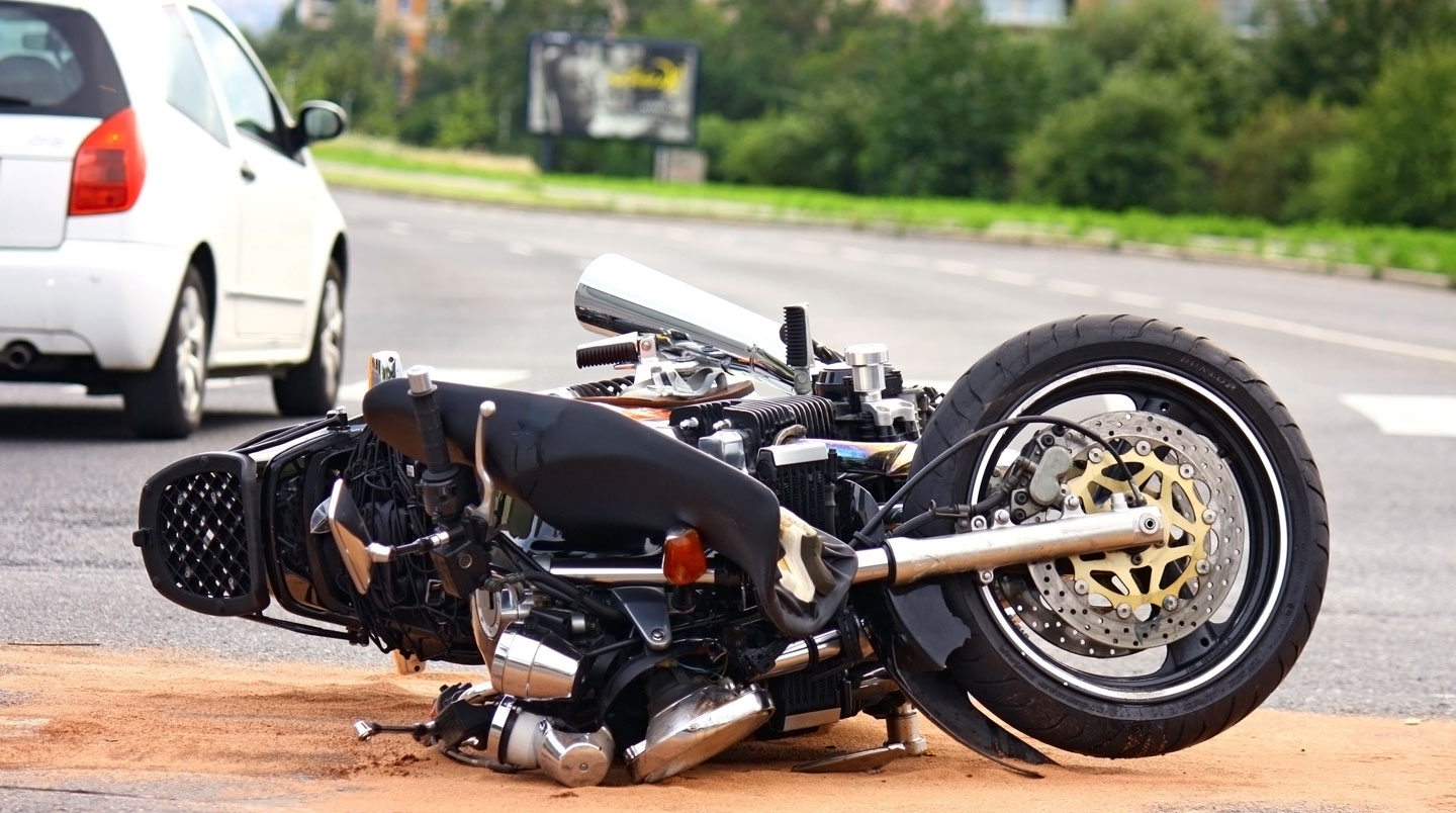 Motard consultant ses documents d'assurance à une table de café en montagne