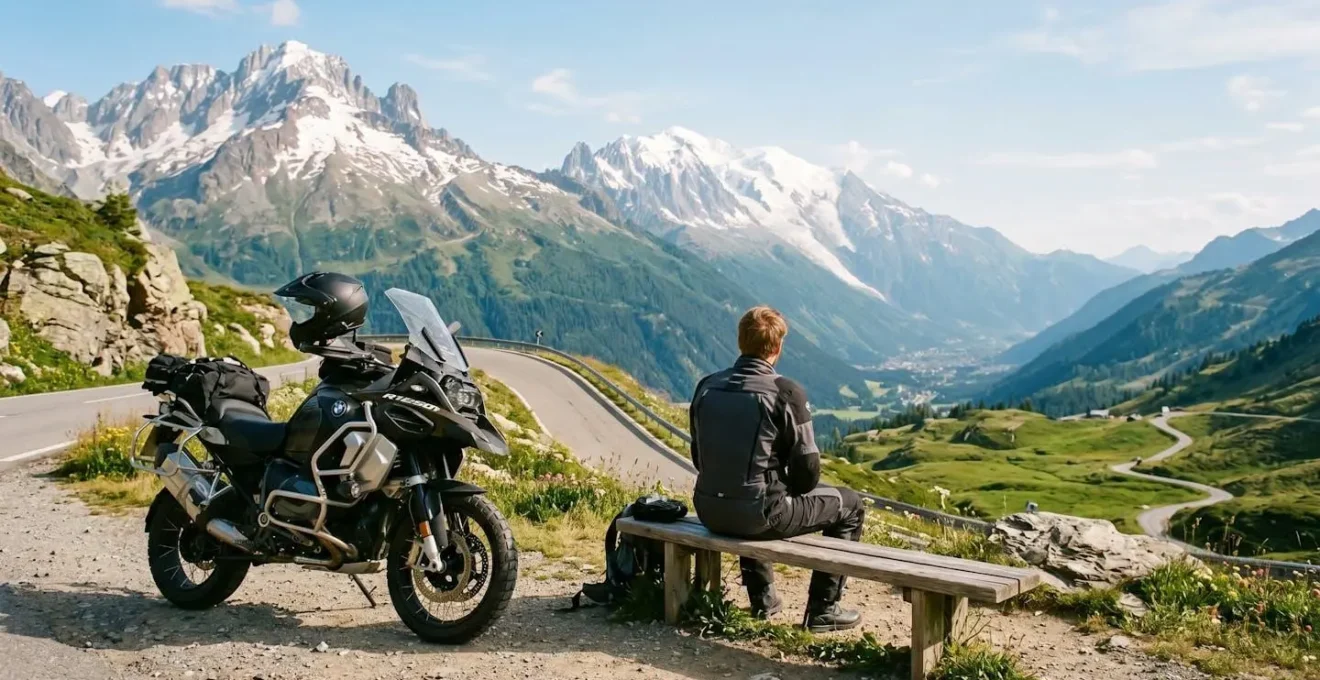 Motard contemplant un panorama de montagne alpine lors d'un road trip européen